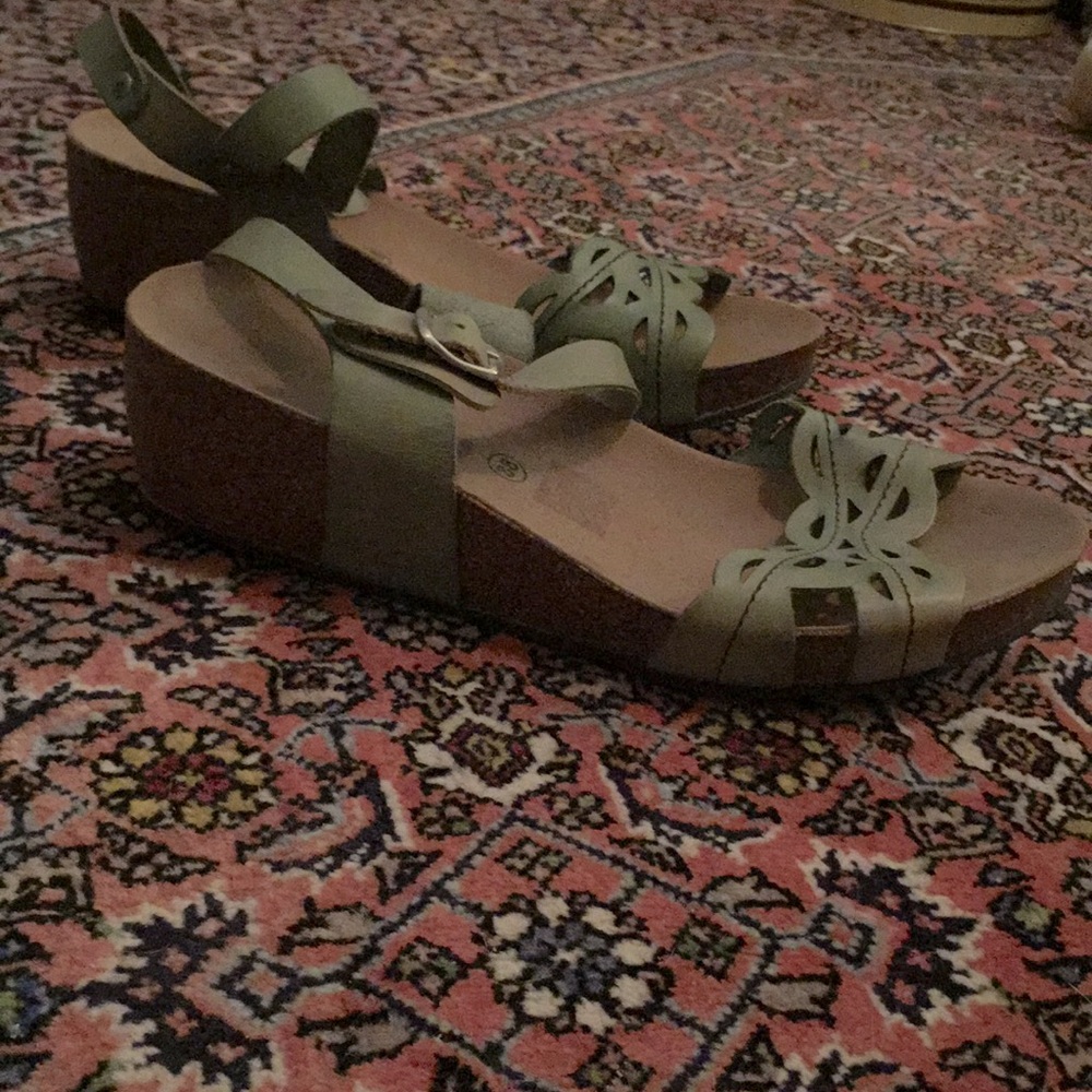 Shoes - Picture 2 of 4